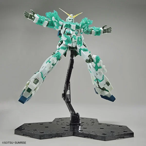 MG 1/100 UNICORN GUNDAM (LUMINOUS CRYSTAL BODY) 6